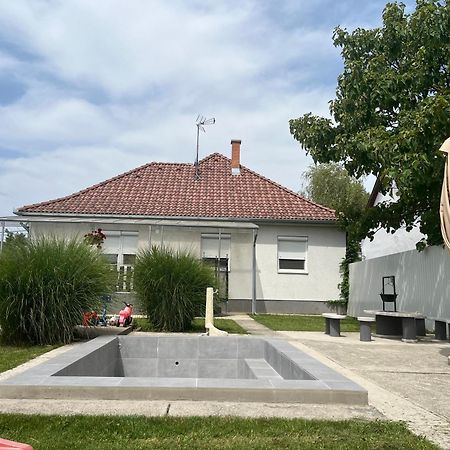 Pandora Pool Apartman Hajduszoboszlo Bagian luar foto