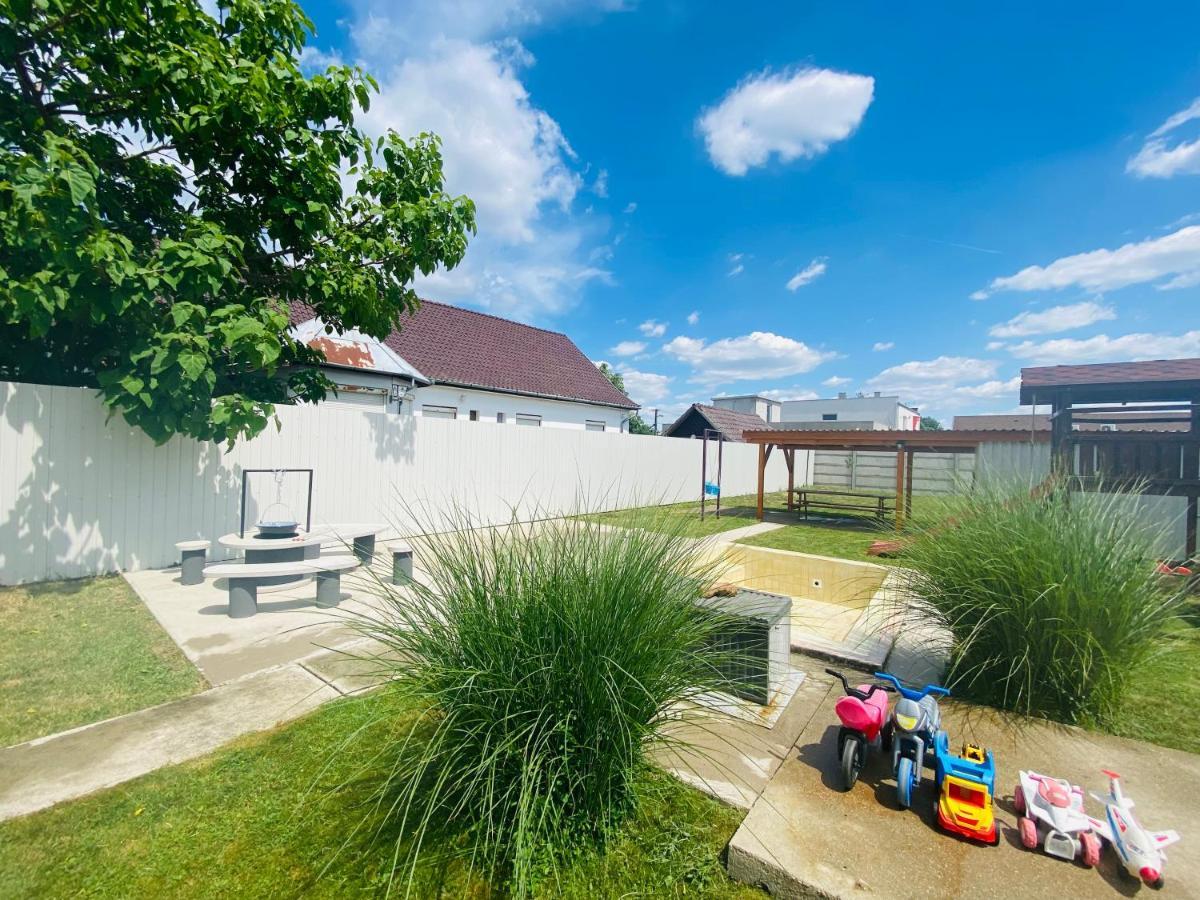 Pandora Pool Apartman Hajduszoboszlo Bagian luar foto