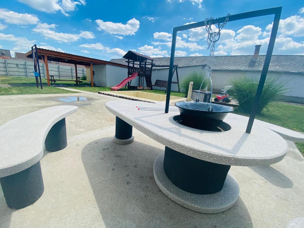 Pandora Pool Apartman Hajduszoboszlo Bagian luar foto